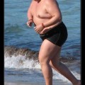 Falete pillado en la playa practicando  topless
