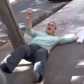 Se viraliza un cómico vídeo en el que un político macrista finge ser atacado en una protesta