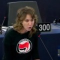 Un eurodiputado de Amanecer Dorado, irritado por la camiseta antifascista de una eurodiputada de IU [CAT]