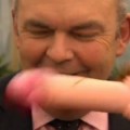 Arrojan un falo de goma a la cara del ministro de economía de Nueva Zelanda mientras concedía una entrevista [ENG]