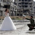 Boda entre las ruinas de la ciudad siria de Homs [ENG]