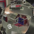 Este es el primer robot que puede resolver un cubo de Rubik en menos de un segundo