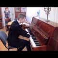 Un hombre nacido sin dedos muestra su impresionante habilidad tocando el piano