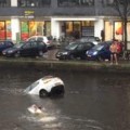 Unos transeúntes rescatan a una mujer y su bebé de un coche que se hundía en un canal de Ámsterdam