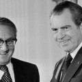 El polémico legado de Henry Kissinger que sigue causando controversia en EE.UU