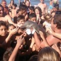 Sacan del mar delfín para sacarle fotos y muere