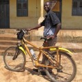Empresa crea bicicletas de bambú y las dona para que los niños no deban abandonar la escuela