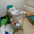 El indignante posparto de una madre cuidando de su bebé en el hospital: durmiendo en un saco