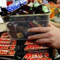 Retiran masivamente las barritas de chocolate Mars y Snickers de 55 países (entre ellos España) por contener plástico