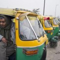 Un taxista indio empeña su propio moto-taxi para pagar la operación de un pasajero
