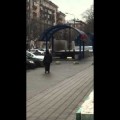 Mujer vestida de negro con una cabeza de niño en las manos amenaza con explotarse en metro de Moscú