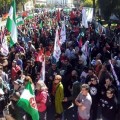 Miles de personas gritan contra Susana Díaz delante del Maestranza