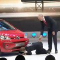 Activista disfrazado de mecánico de Volkswagen subió al escenario para "reparar" el coche en exhibición