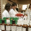 La homeopatía se pone seria y el público se ríe