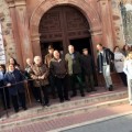 Un grupo de personas impide la retirada de placas franquistas en un pueblo de Ciudad Real