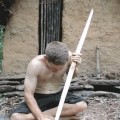 Cómo fabricar un arco y flechas funcionales sin más herramientas que palos y piedras