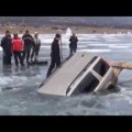 Como sacar un coche sumergido en el lago Baikal en invierno entre cuatro amigos y no morir en el intento
