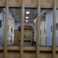Un preso admite en un juicio que cada vez que entra un violador en la cárcel "se le da de hostias"