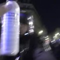 Un cámara graba como un policía le lanza gases lacrimógenos en la 'nuit debout' de París