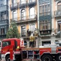 Muere un bombero tras derrumbarse parte del edificio incendiado en Oviedo