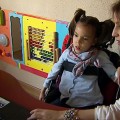 Una niña con parálisis cerebral habla con sus ojos gracias a un programa informático