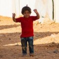 Otra niña siria “se rinde” ante una cámara al confundirla con un arma