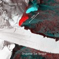 Dos enormes icebergs se desprenden de una masa de hielo antártica