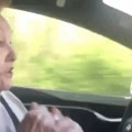 La insuperable reacción de una abuela al probar el piloto automático de Tesla por primera vez