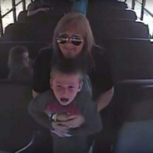 Una cámara recoge cómo una conductora de bus salva la vida a un niño que se ahogaba