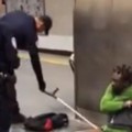 FIlman cómo la Policía francesa abandona sin pantalones a un hombre minusválido