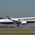 Detienen a un pasajero de Ryanair por amenazar con una bomba si no le daban una cerveza
