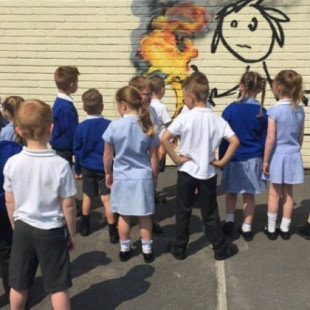Banksy regala un mural a una escuela infantil y el bedel del centro trata de borrarlo