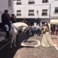 La Policía Local de Marbella escolta a caballo al suplente número 9 de la lista del PSOE en el día de su boda