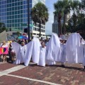 Una cadena de ángeles impide que un grupo homófobo entre al funeral de una víctima de Orlando