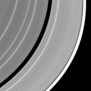 La NASA capta el impacto de un objeto en el anillo F de Saturno (ENG)