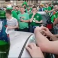 Aficionados irlandeses abollan un coche, lo reparan a golpes y dejan dinero para el arreglo