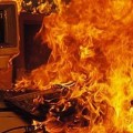 El PP celebra San Juan encendiendo su tradicional hoguera de discos duros