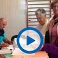 En Marea impugna una mesa electoral con este vídeo de una anciana votando