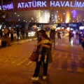 Un policía dispara a uno de los suicidas justo antes de que se inmolara en el aeropuerto de Estambul (Vídeo)