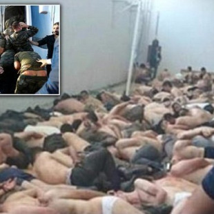 Foto muestra a decenas de soldados turcos en un gimnasio, atados, sin sus uniformes y estirados sobre el suelo [ENG]
