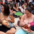 Tetada masiva en Buenos Aires después de que intentaran detener a una joven que amamantaba a su bebé