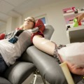 El negocio de la sangre: Madrid ha pagado ya 16 millones a Cruz Roja por extracciones