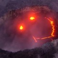 Volcán erupciona formando un smiley en Hawai mientras fluye hacia el pacífico  (ENG)