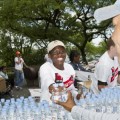 Homeópatas Sin Fronteras recauda 500 litros de agua y 10 sobres de azúcar para curar el SIDA