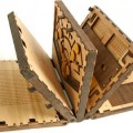 Tendrás que resolver un puzzle para poder pasar cada página de este libro de madera