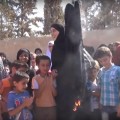 Mujeres sirias queman burkas después de ser liberadas del ISIS (ENG)