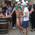 Detenido un hombre por pasear desnudo por la Fiesta del Albariño de Cambados