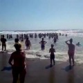 Una cadena humana salva a un bañista y dos socorristas en una playa de Málaga