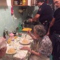 Policías italianos cocinan para una pareja de ancianos tras un aviso de los vecinos [Eng]