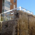 Polémica en Burgos porque un particular planta un cenador metálico sobre la muralla medieval